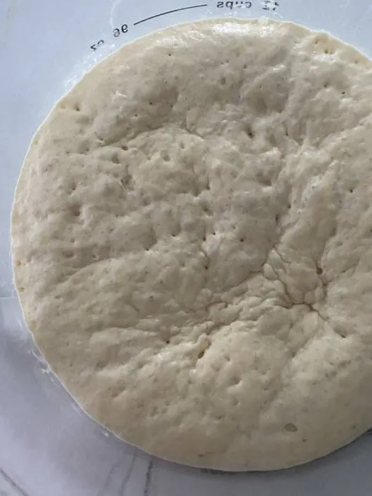 Schritt 2: Mehl und Salz zum Hefewasser-Mix hinzufügen