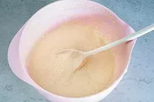 Schritt 3: Der Spätzleteig ruht abgedeckt im Kühlschrank, um die optimale Konsistenz zu erreichen.