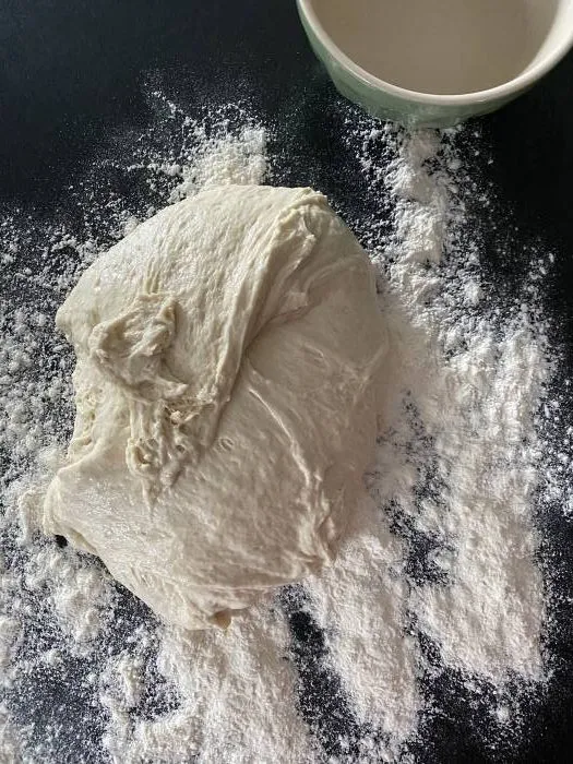 Schritt 3: Klebriger Teig wird mit einem Holzlöffel vermengt