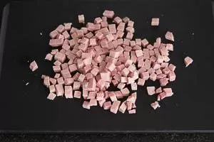 Schritt 3: Schinken würfeln.