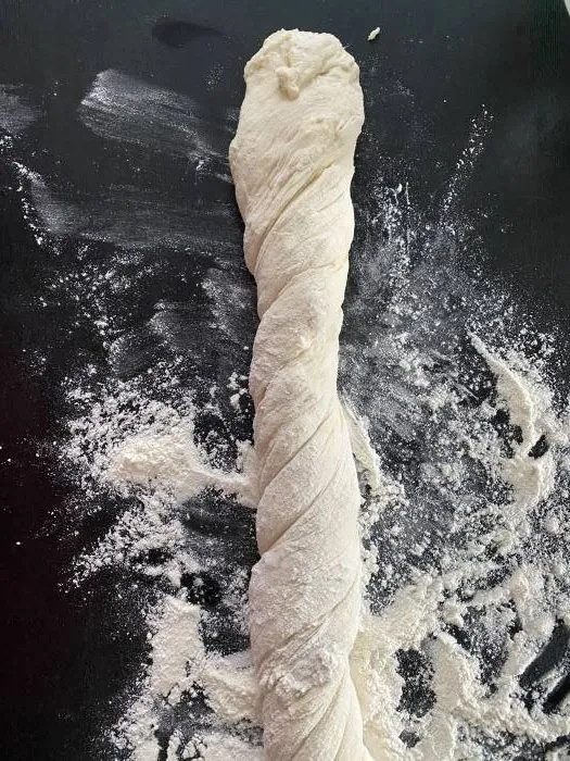 Schritt 4: Klebriger Baguette Brötchen Teig wird im Wasserbad befeuchtet