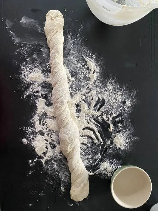 Schritt 5: Bemehlte Arbeitsfläche vorbereiten für den Teigstrang