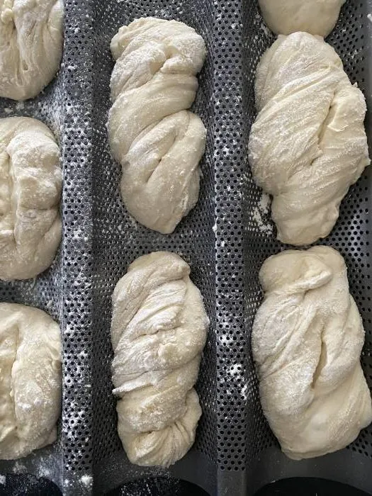 Schritt 7: Den Teigstrang in gleichmäßige Stücke für Brötchen teilen