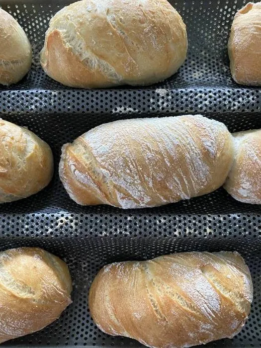 Schritt 8: Teigstücke auf ein bemehltes Baguetteblech legen und ruhen lassen