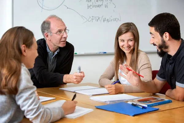 Schüler in Teamarbeit während des Unterrichts in einer schwedischen Schule, ein Kennzeichen des kooperativen schwedischen Bildungssystems.