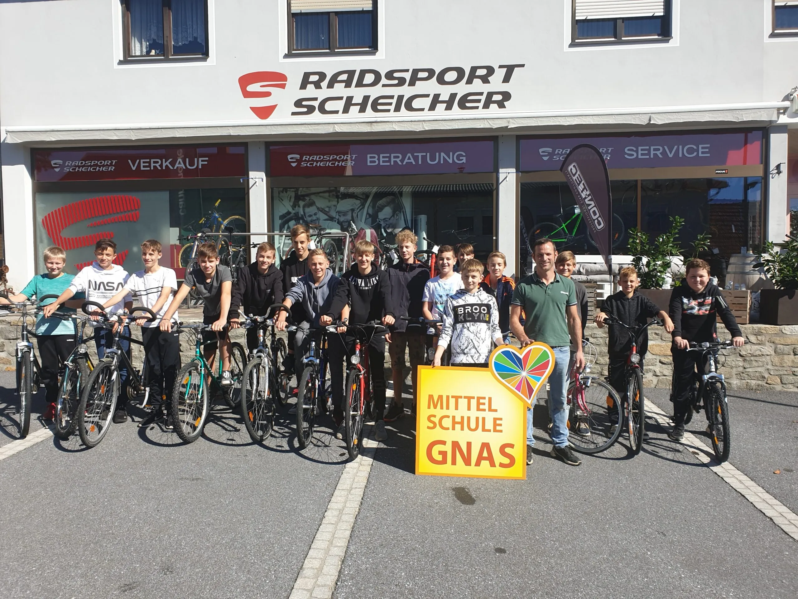 Schüler reparieren Fahrräder im Rahmen des Upcycling-Projekts an der Mittelschule Gnas