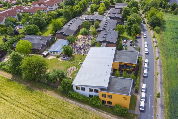 Schülerinnen und Schüler des Johannes-Falk-Hauses beim spielerischen Lernen, ein Beispiel der praxisorientierten jfh bildung.