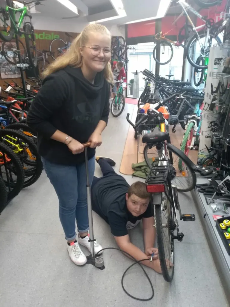 Schülerinnen und Schüler hören aufmerksam einem Vortrag zur Finanzbildung zu