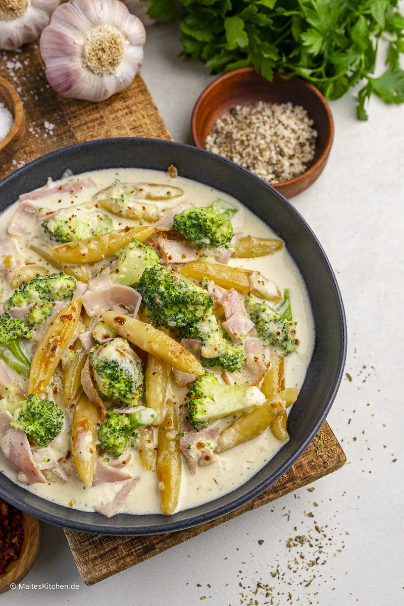 Schupfnudeln mit Kochschinken und Brokkoli in cremiger Sauce