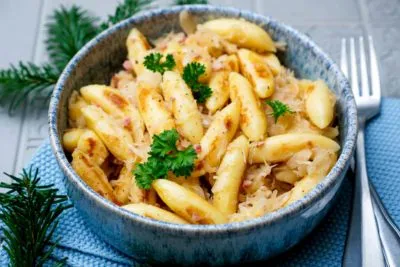 Schupfnudeln mit Sauerkraut und Speck in einer Pfanne