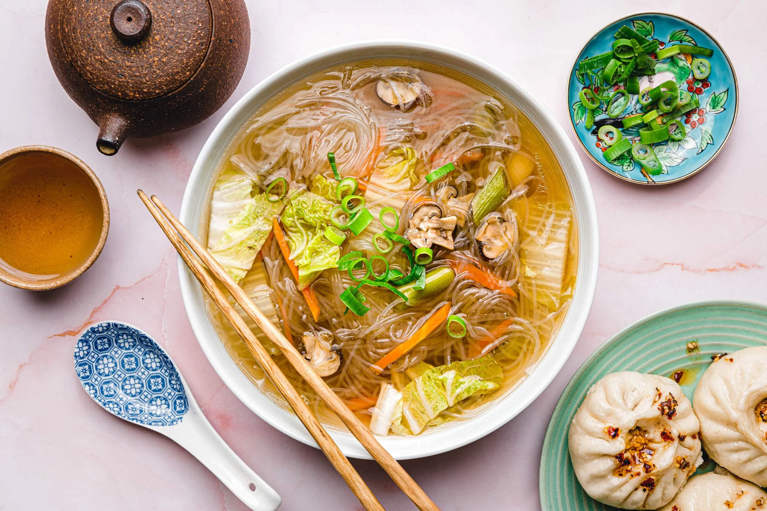 Schüssel mit chinesischer Suppe und Garnitur