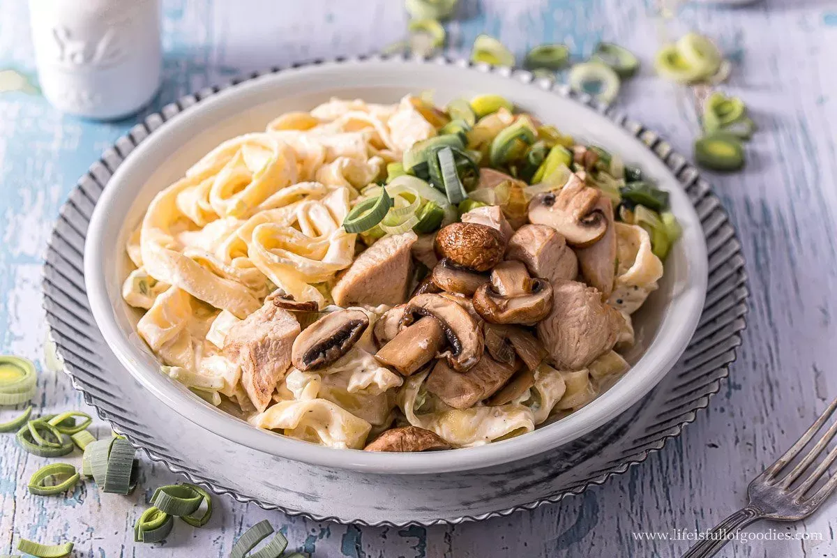 Schüssel mit cremiger Frischkäsepasta und Putenstreifen, perfekt für ein schnelles Mittagessen
