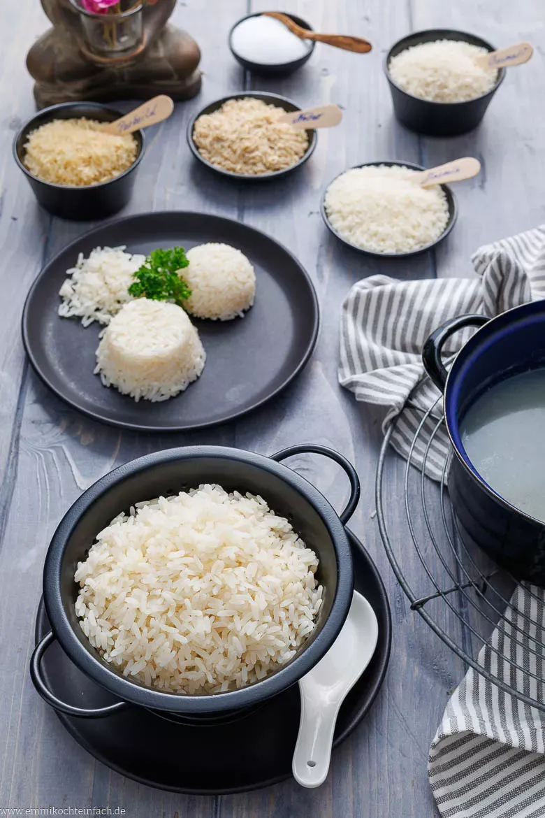 Schüssel mit perfekt gekochtem Reis als Beilage für deutsche Gerichte