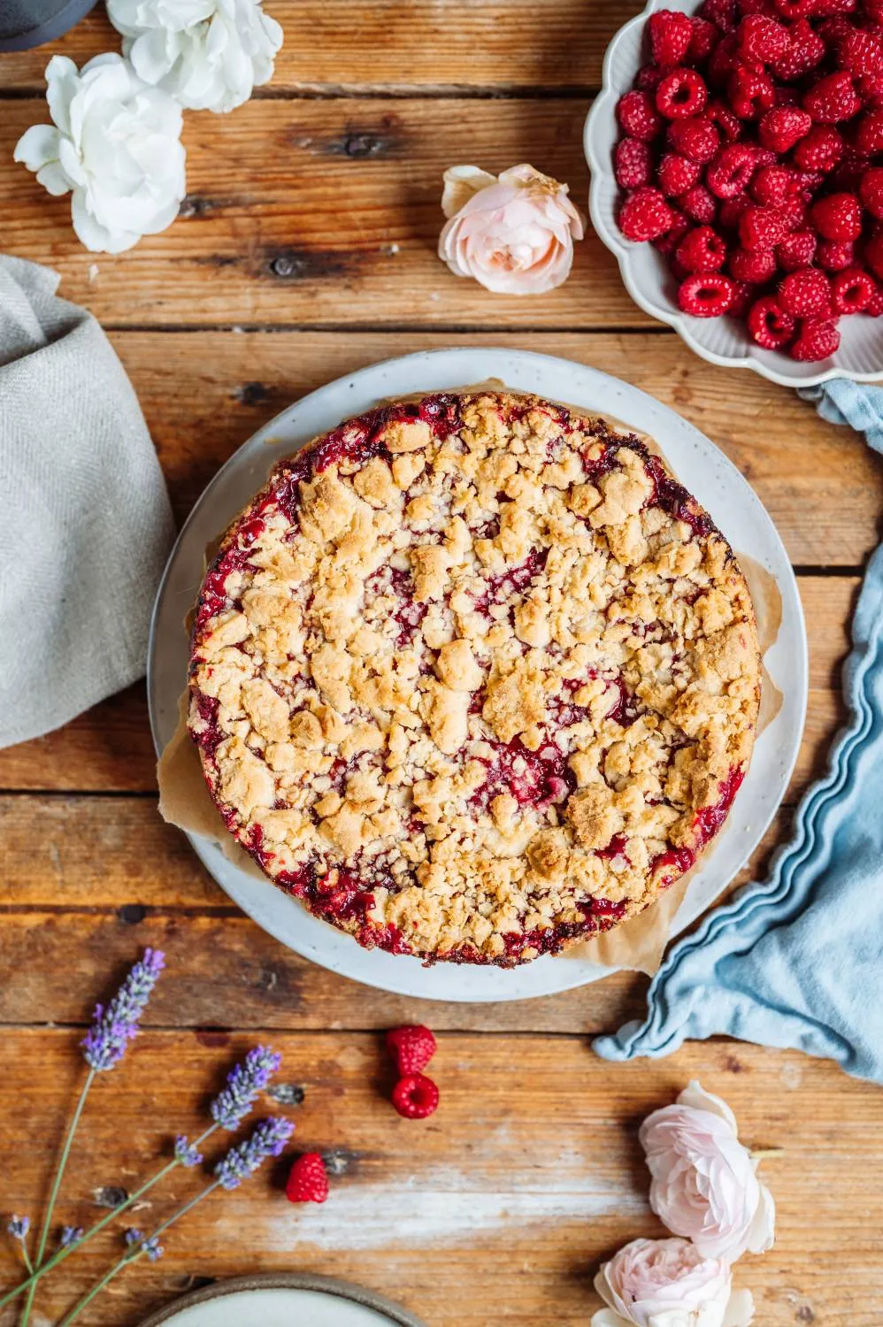 Schüssel mit süß-säuerlicher Himbeermasse, eine Zutat für den perfekten Geburtstagskuchen im Sommer