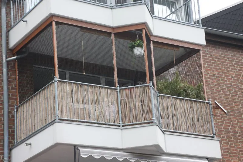 Schutzhütte für Meerschweinchen auf dem Balkon