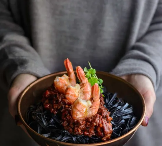 Schwarze Sepia-Pasta mit Tomaten-Auberginen-Sugo und Black Tiger Garnelen