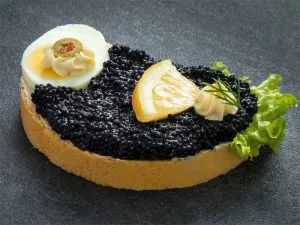 Schwarzer Kaviarersatz auf einem festlichen Brötchen