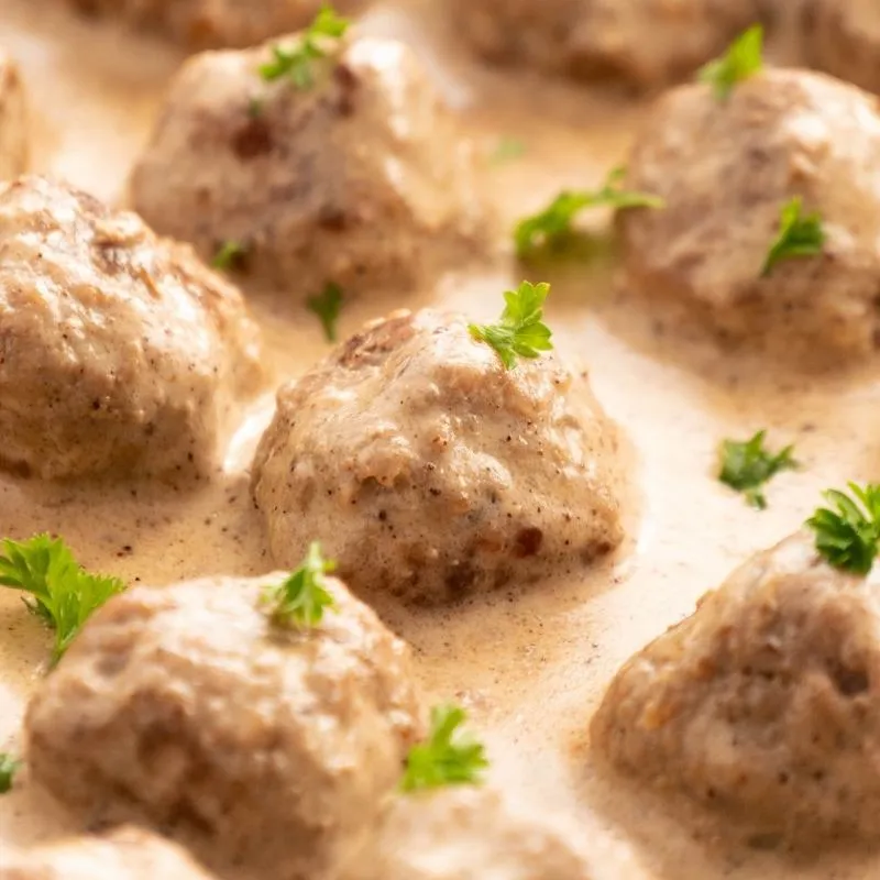 Schwedische Köttbullar in cremiger Sauce mit Petersilie garniert