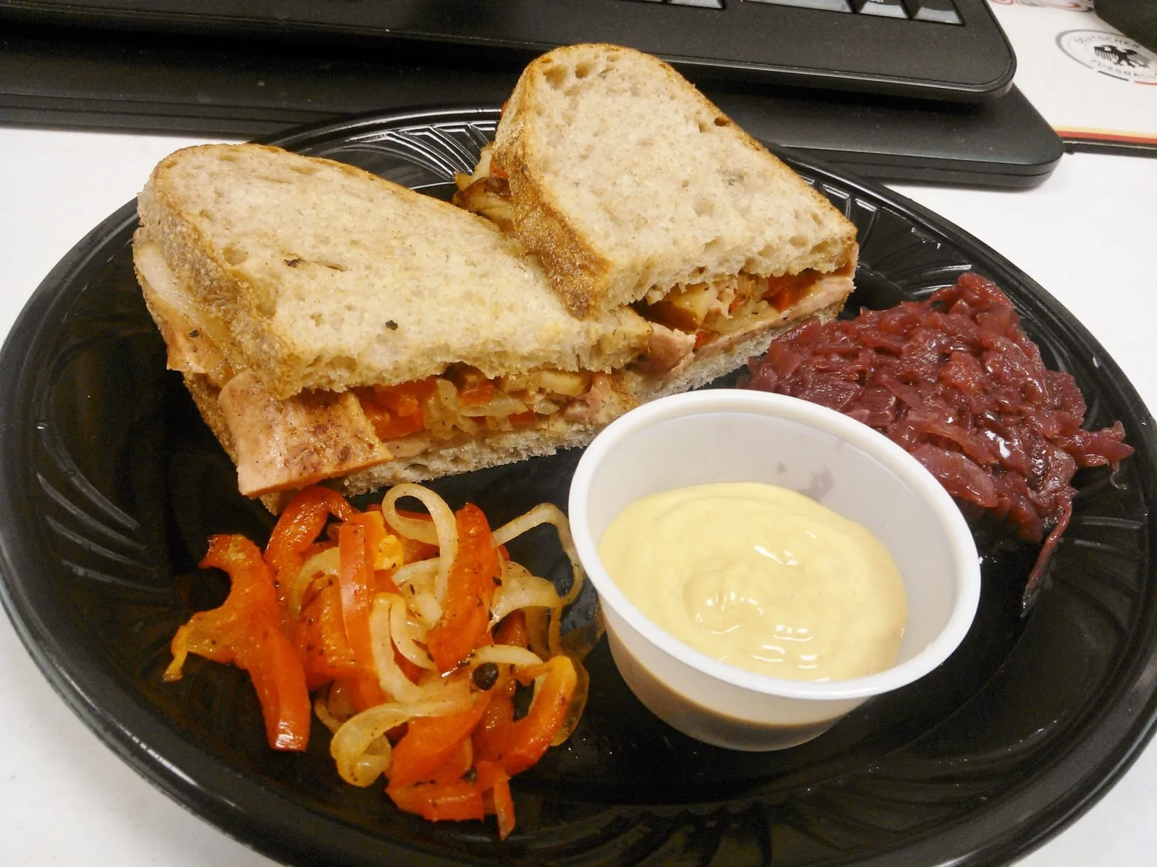 Schweinebauch auf einem Teller