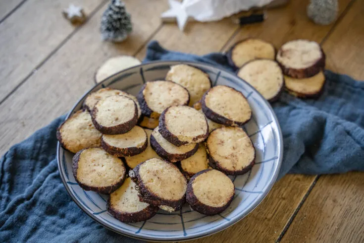 Schweizer Nusstaler, zarte Kekse, die auf der Zunge zergehen und einzigartig schmecken.