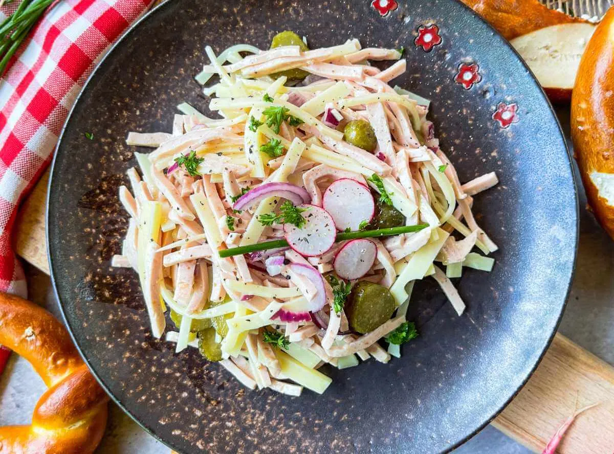 Schweizer Wurstsalat mit Käse und Gurken