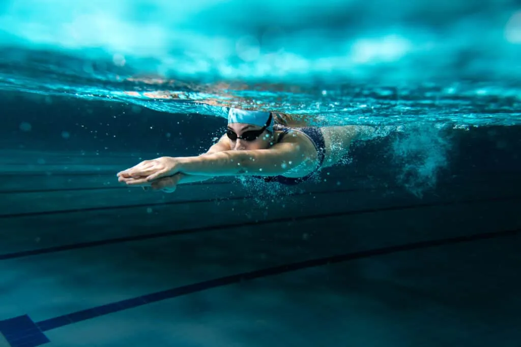 Schwimmerin im Pool