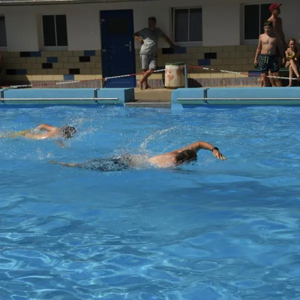 Schwimmwettbewerb als Teil des vielfältigen Sportprogramms