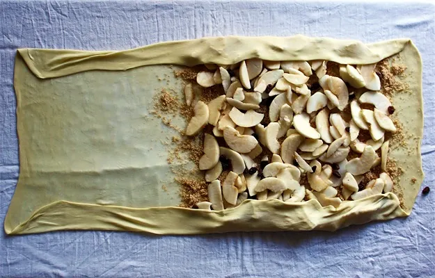 Seiten des Strudelteigs umgeklappt, um die Apfelfüllung beim Rollen zu sichern, für ein einfaches Strudel Rezept