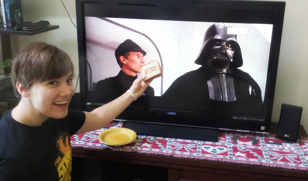 Seitenansicht des Darth Vader Toasters, der Darth Vaders Helm nachbildet