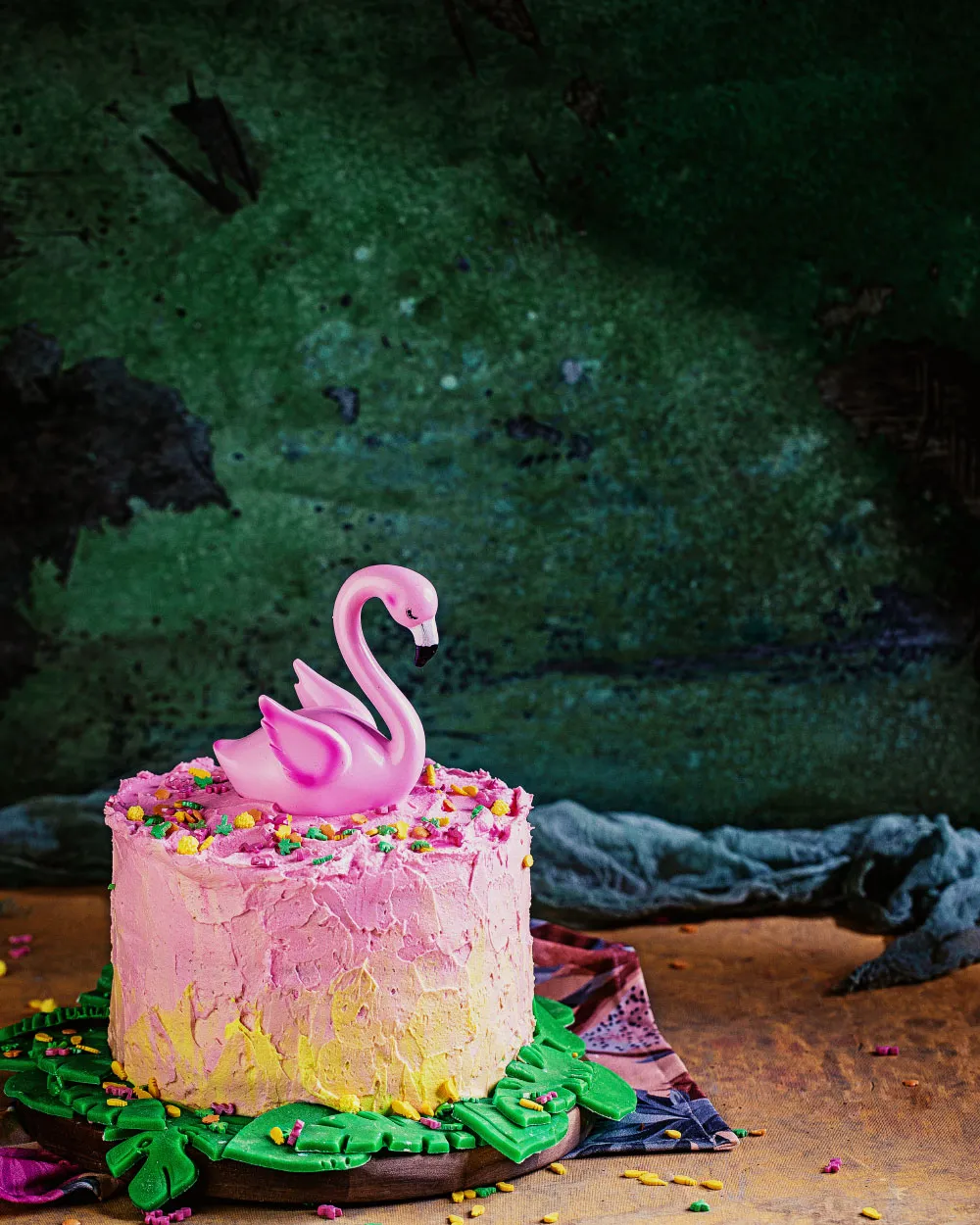 Seitenansicht des frisch gebackenen Flamingo-Geburtstagskuchens, bereit zum Anschneiden.