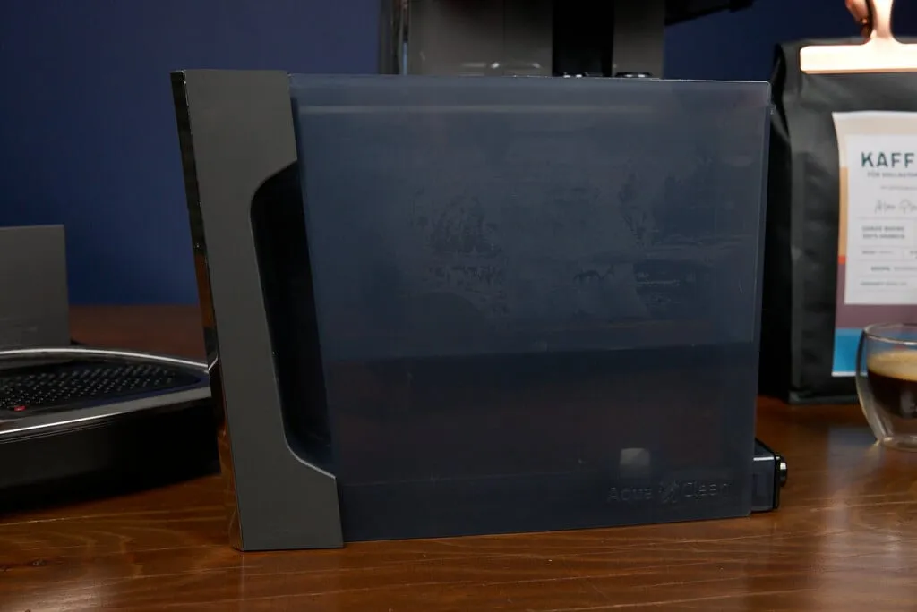 Seitenansicht des Wassertanks beim Saeco GranAroma Kaffeevollautomat