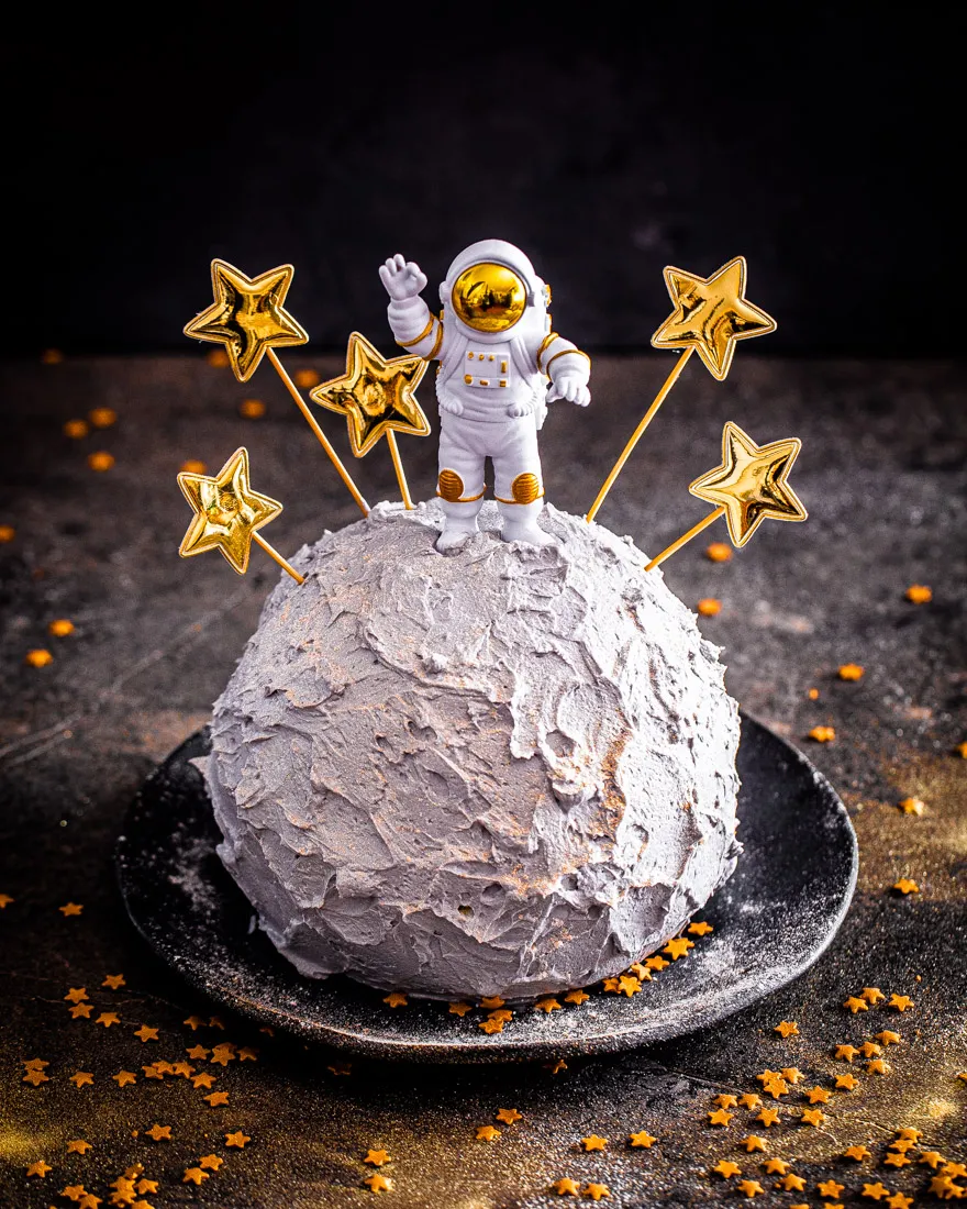 Seitenansicht des Weltraumkuchens mit Astronautenfiguren und Sternendekoration