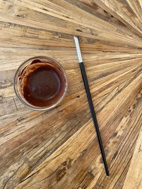 Seitliche Ansicht der Ostertorte mit der charakteristischen Fault Line, gefüllt mit kleinen Schokoladeneiern.