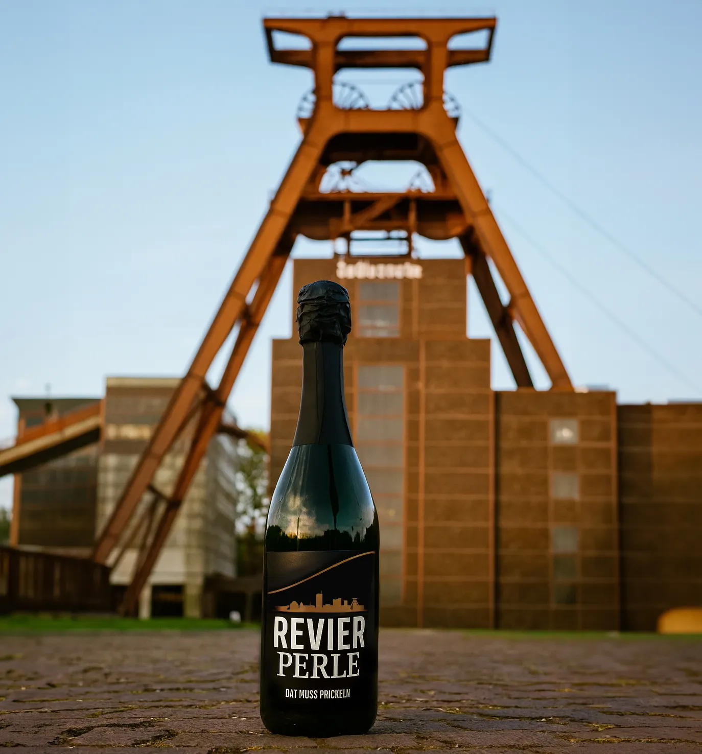 Sektflasche &quot;RevierPerle&quot; symbolisiert regionale Getränke