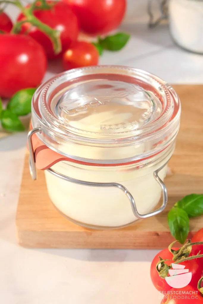 Selbst gemachten Mozzarella in Molke frisch halten und aufbewahren