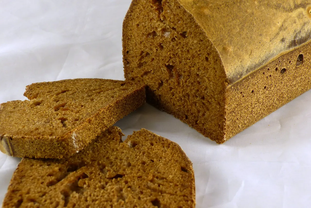 Selbstgebackenes Brot, hergestellt mit fermentiertem Bananenschalenwasser, ein Beispiel für kreatives Essen mit Gemüse.