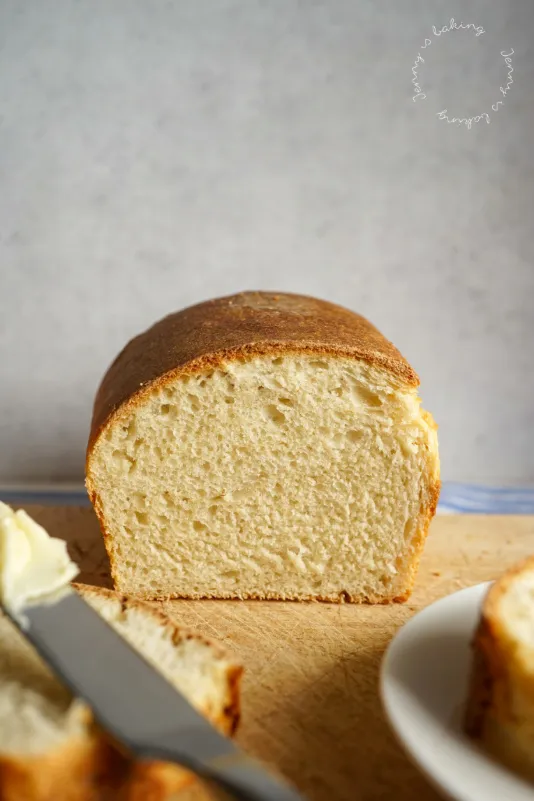 Selbstgebackenes Buttermilch-Toastbrot mit Butter bestrichen