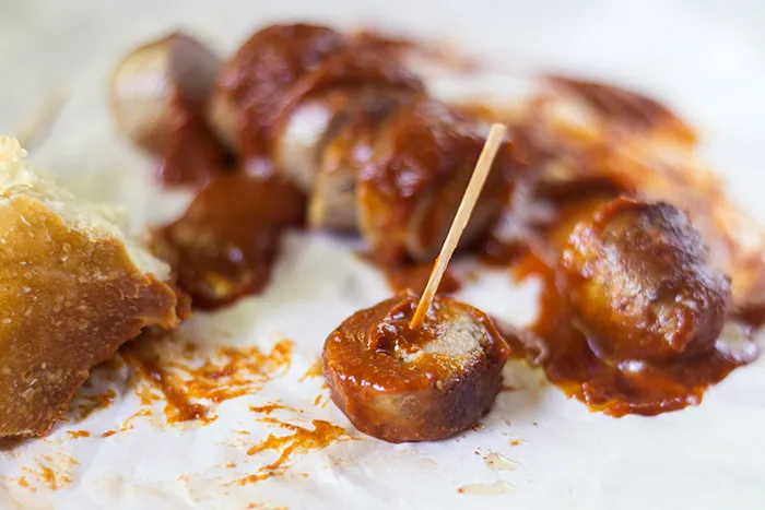 Selbstgemachte Currywurst Soße köchelt im Topf