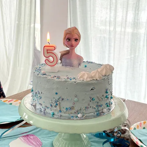 Selbstgemachte Elsa Torte mit Backhelden Tortenkit und blauem Farbverlauf