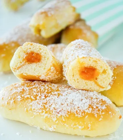 Selbstgemachte Eskimo-Stangerl mit Marmeladenfüllung und Kokosflocken, ein klassisches süßes Gebäck