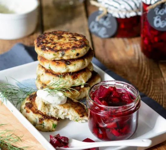 Selbstgemachte Fischfrikadellen mit eingelegter Rote Bete und Joghurt-Dill-Mayonnaise