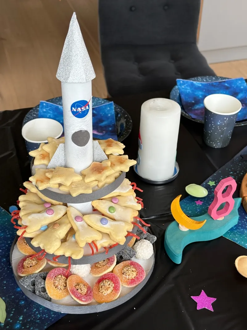 Selbstgemachte Raketen-Kekse für den Kindergeburtstag mit Weltraum-Motto