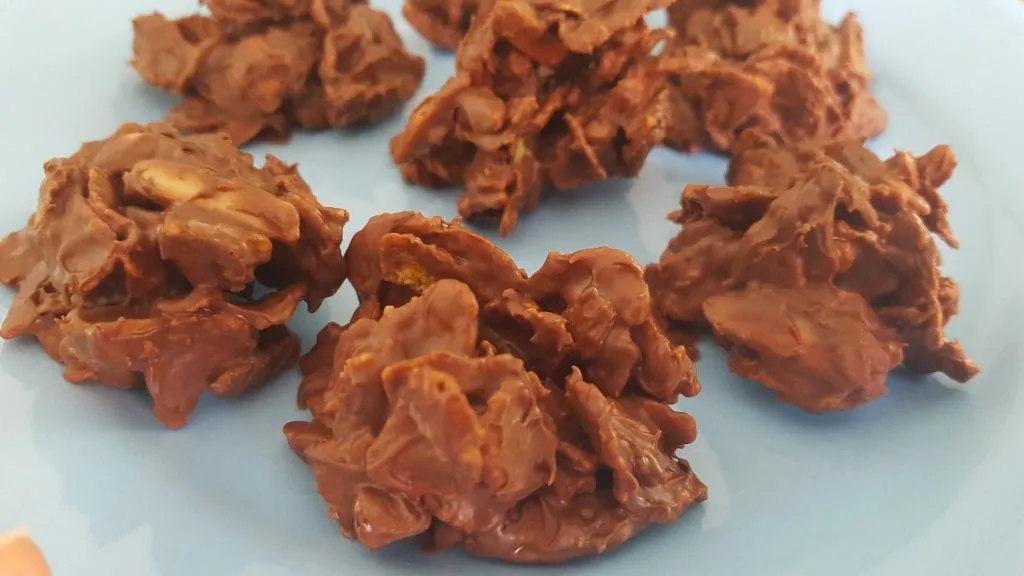 Selbstgemachte Schoko Crossies auf einem Backblech, bereit zum Genuss.