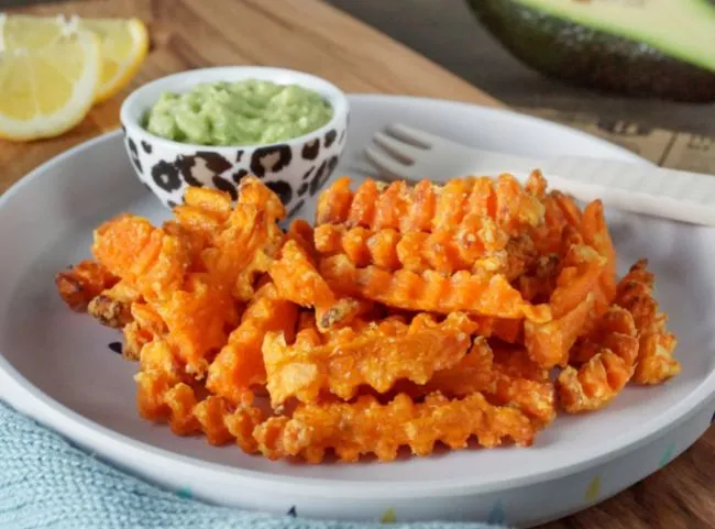 Selbstgemachte Süßkartoffel-Pommes aus dem Backofen für Babys