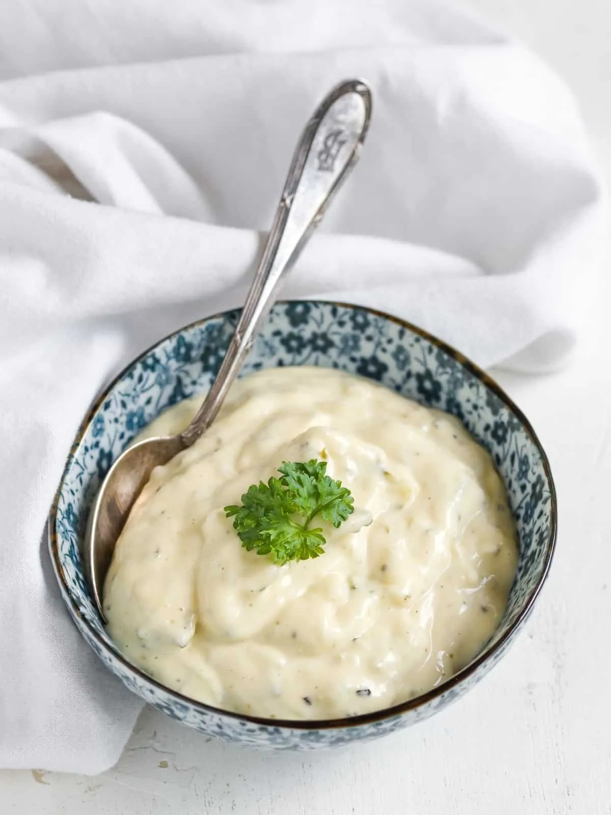 Selbstgemachte Tatar Sauce in einer kleinen Schüssel serviert.