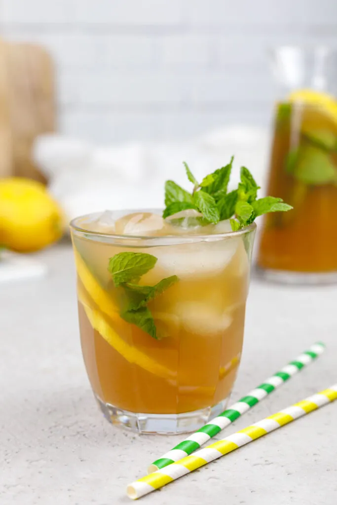 Selbstgemachter Eistee ohne Zucker mit Zitronenscheiben und Minze