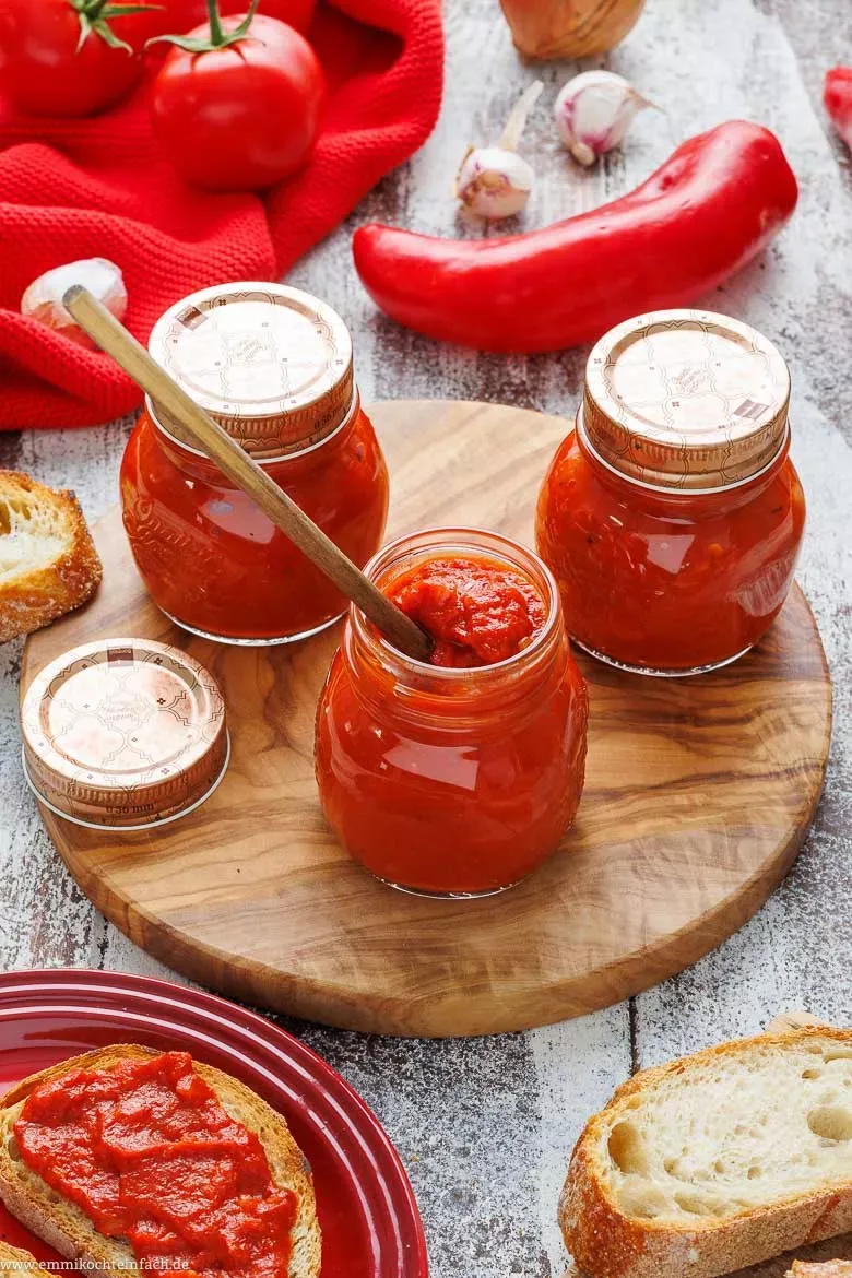 Selbstgemachtes Ajvar in Einmachgläser gefüllt, bereit für den Vorratsschrank