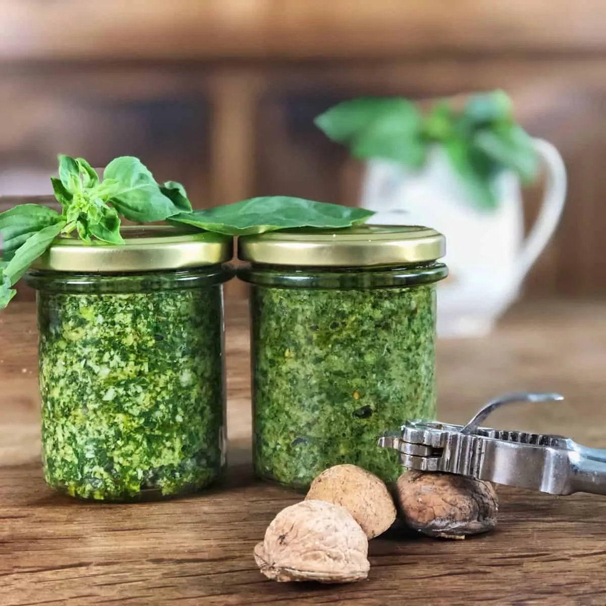 Selbstgemachtes Basilikum-Pesto im Glas, bereit für die deutsche Küche.
