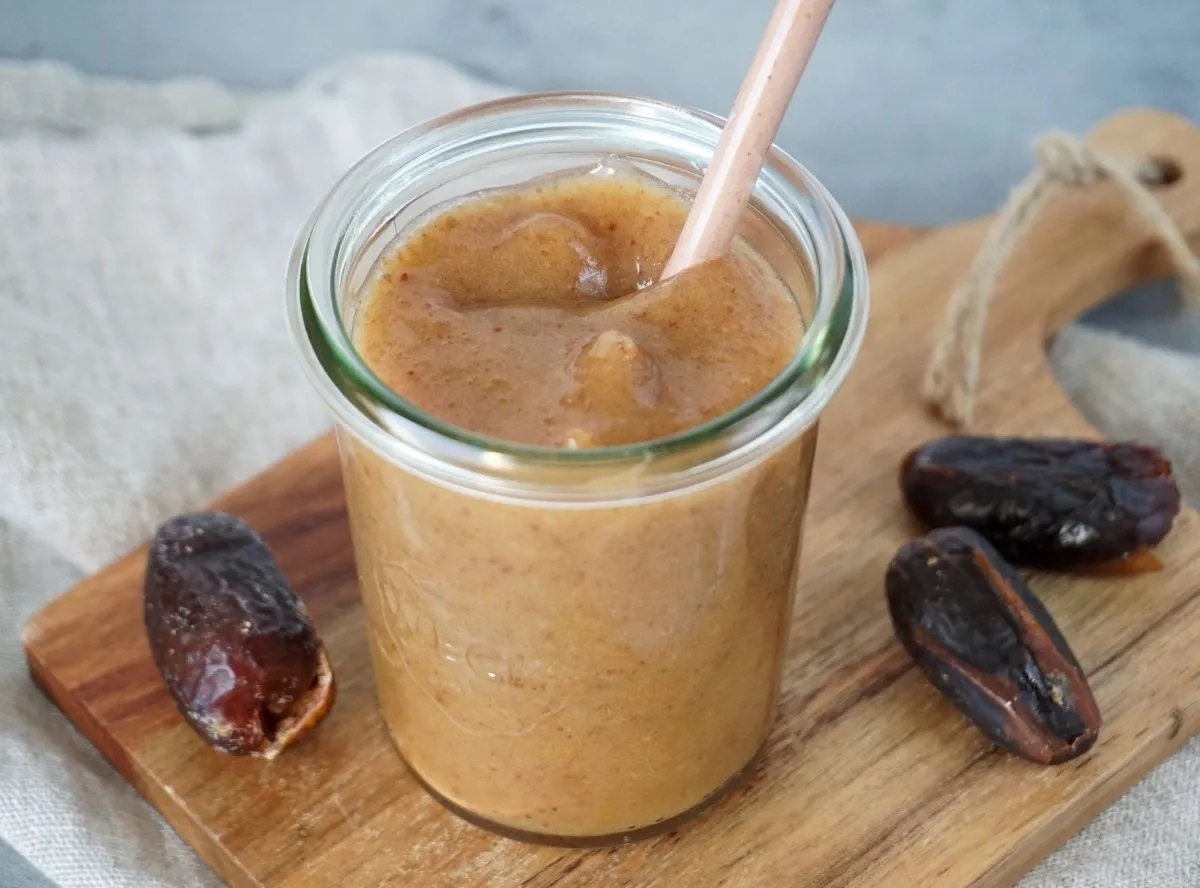 Selbstgemachtes Dattelmus in einem kleinen Glas, eine natürliche Süße.