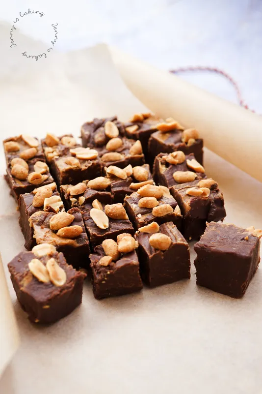 Selbstgemachtes Erdnussbutter-Fudge mit Swirl, verpackt in Backpapier, bereit als kulinarisches Geschenk aus der Küche.